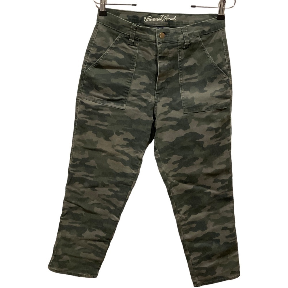 UNIVERSAL THREADS CAMO PANTS SIZE 8/29 high rise straight